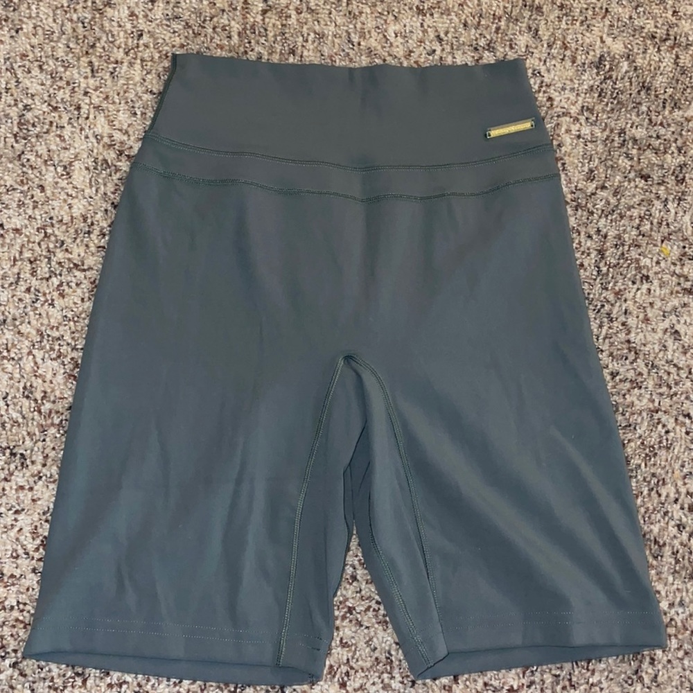 Gymshark shorts 🩶